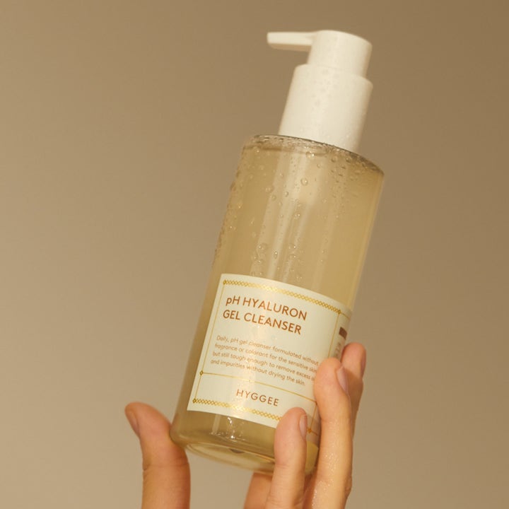 Hyggee Ph Hyaluron Gel Cleanser 200 ml fuktighetsgivende ansiktsrens i klar flaske holdt av en hånd.