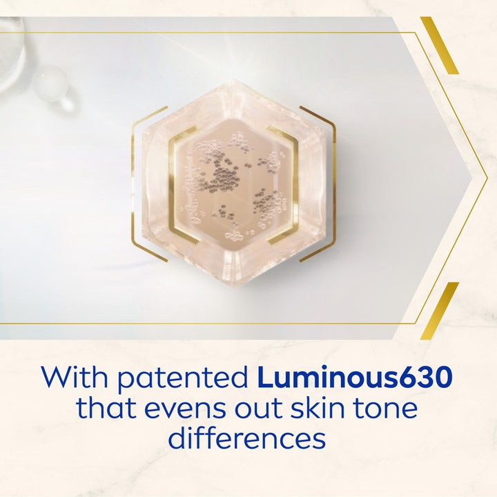 NIVEA LUMINOUS 630 Body Oil-Serum 100 ml jevner ut hudtonen vist som en boblende oljetekstur i en gyllen sekskant.
