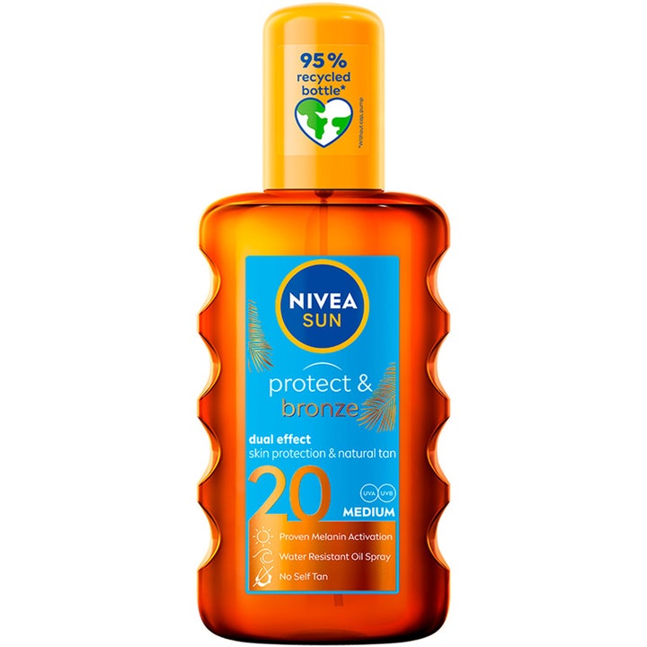 NIVEA Sun Protect & Bronze Oil 200 ml solspray i en gjennomsiktig oransje flaske som gir naturlig brunfarge