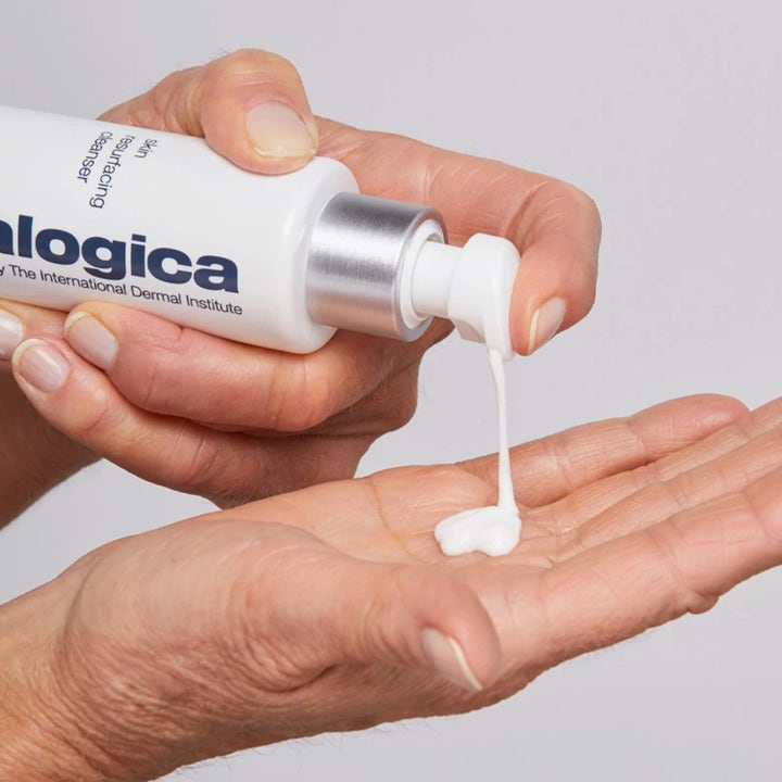 Dermalogica AGE smart Duo Skin Resurfacing Cleanser hudpleie hvit kremet rens pumpes ut i en åpen håndflate.