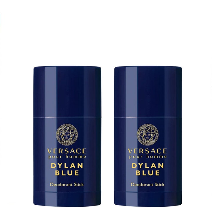 Versace Dylan Blue Pour Homme 75ml deodorant stick gir friskhet i to mørkeblå hylser med gullfarget Medusa-logo.