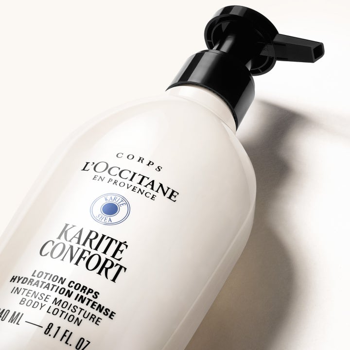 L'Occitane en Provence Shea Butter Body Lotion 240 ml fuktighetsgivende body lotion i hvit flaske med sort pumpe