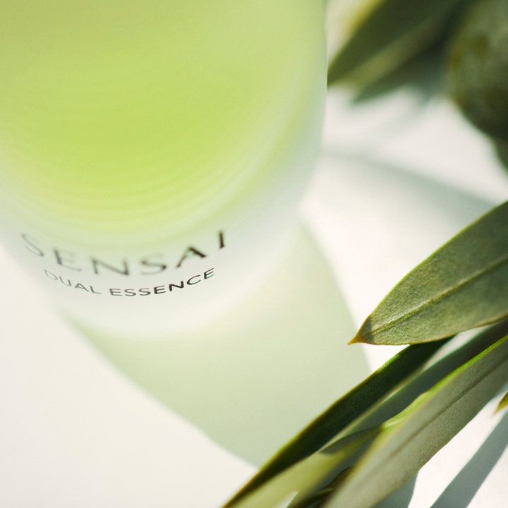 Sensai Dual Essence 30 ml fuktighetsgivende essence i elegant frostet glassflaske med grønne blader