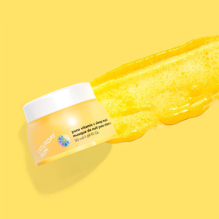 Saturday Skin Yuzu Vitamin C Sleep Mask 50 ml nattkrem i gul krukke ved siden av en stripe gul gelétekstur