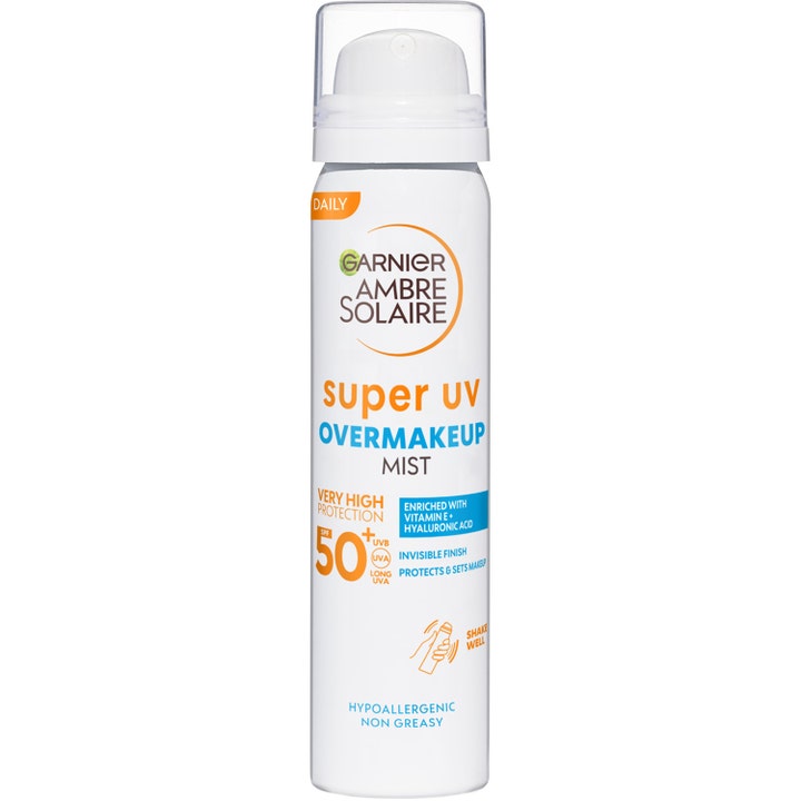 Garnier Ambre Solaire Super UV Overmakeup Mist SPF 50 fuktighetsgivende solspray i hvit flaske med klar kork