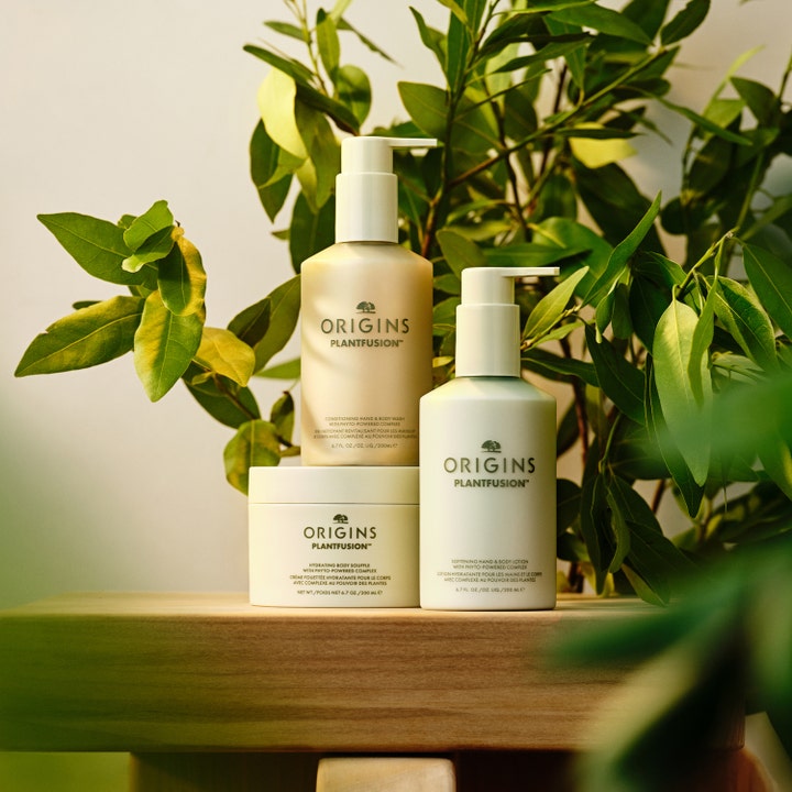 Origins Plantfusion Hydrating Body Souffle 200 ml fuktighetskrem i krukke foran grønne planter