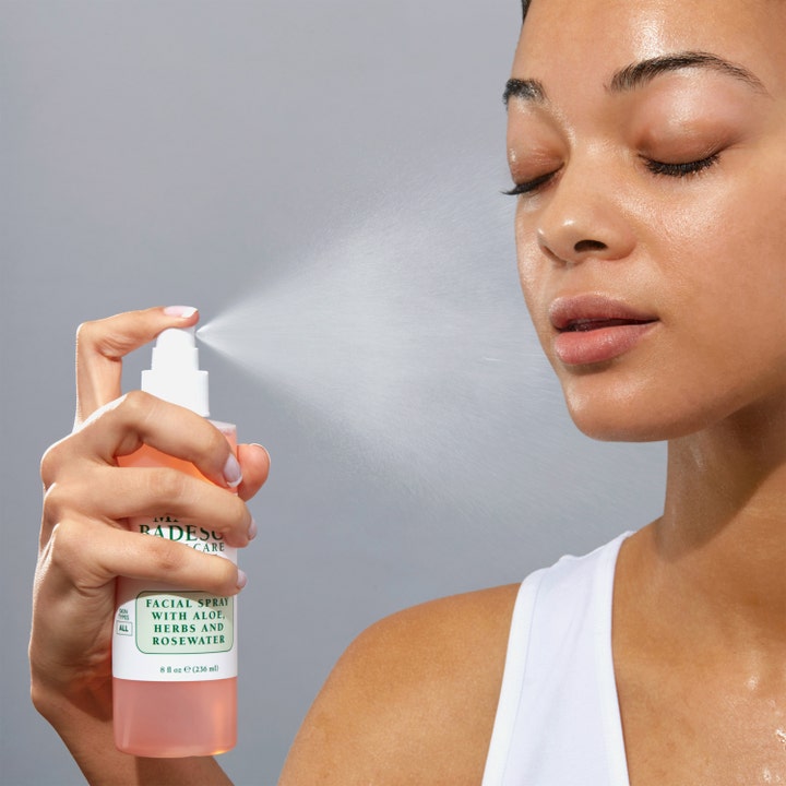 Mario Badescu Facial Spray Aloe, Herbs & Rosewater 59 ml fuktighetsgivende face mist sprayes som en fin sky over ansiktet