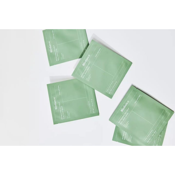 Biodance Refreshing Sea Kelp Real Deep Mask 34 g beroligende ansiktsmaske i grønne poser spredt på hvit bakgrunn.