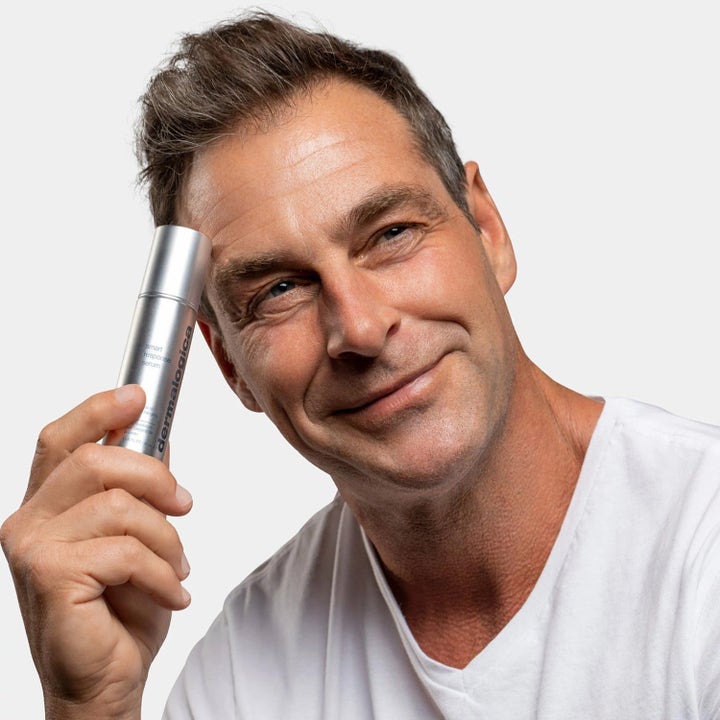 Dermalogica Smart Response Serum Duo fuktighetsgivende hudpleie sett med sølvflaske holdt av en mann