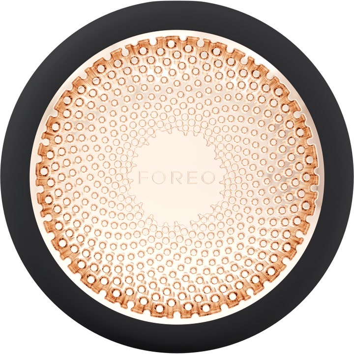 Foreo UFO ansiktsbehandlingsenhet gir dyp fuktighet med en rund rosegullfarget metallflate og sort kant