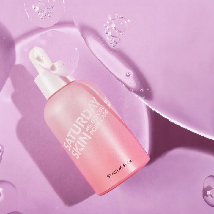 Saturday Skin Pore Active Treatment Serum 50 ml med 4% Glycolic Acid i rosa flaske med klar tekstur og bobler