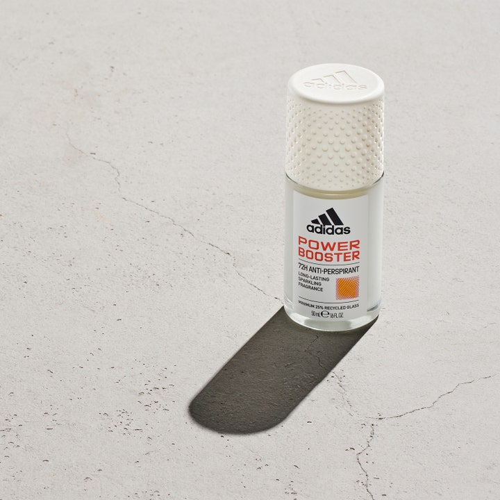 Adidas Adipower Booster 50 ml roll-on deodorant dame gir 72 timers beskyttelse i hvit glassflaske med teksturert kork