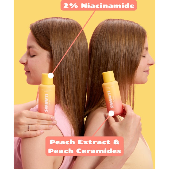 Smuuti Skin Peach Barrier Toner 130 ml med 2% niacinamid og ferskenekstrakt holdt av to kvinner.