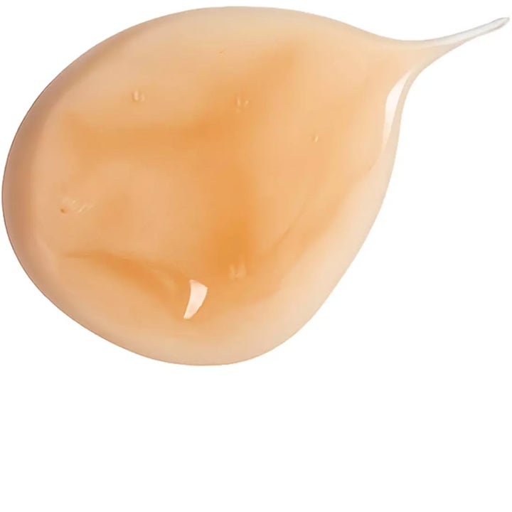 Verso N°1 Daily Facial Cleanser 120 ml ansiktsrengjøring viser en glatt og ferskenfarget geltekstur.