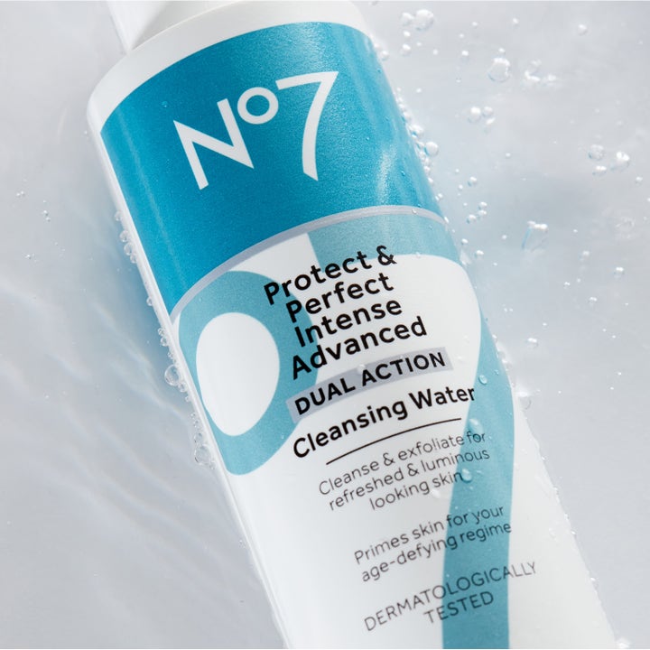 No7 Protect & Perfect Intense Advanced Cleansing Water 200 ml eksfolierende ansiktsrens omgitt av friske vannbobler