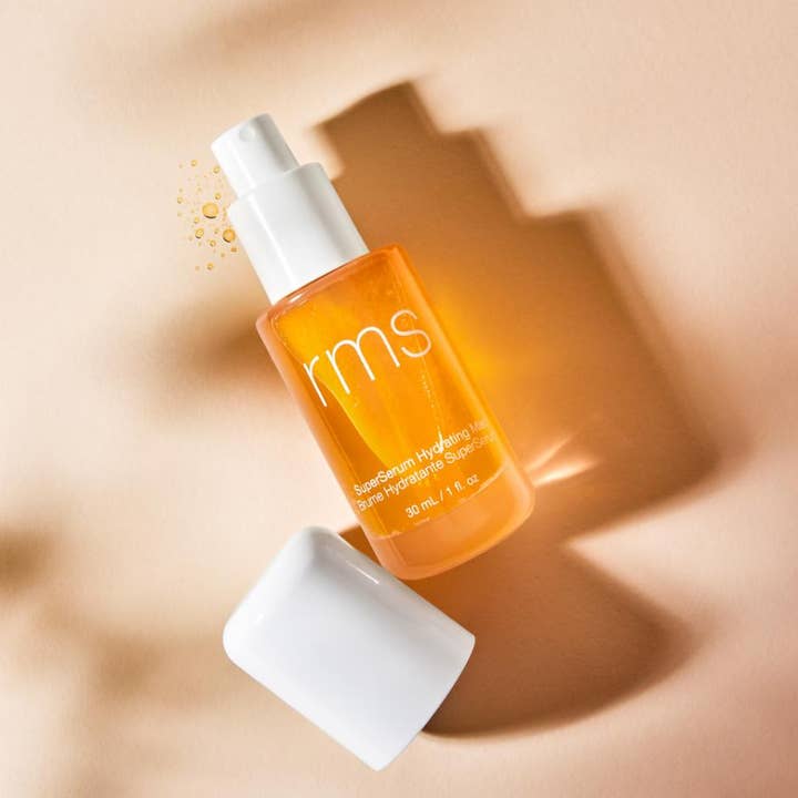 RMS Beauty SuperSerum Hydrating Mist 30 ml fuktighetsgivende ansiktsspray med oransje serum og hvit pumpe