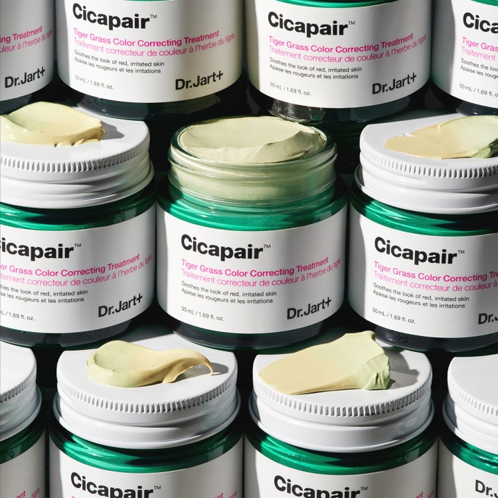 Dr.Jart+ Cicapair Tiger Grass Color Correcting Treatment 30 ml i grønne glasskrukker med lysegrønn tekstur.