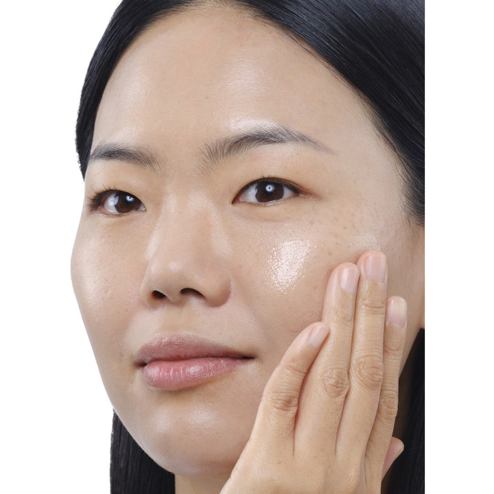 The Ordinary Squalane Cleanser 150 ml fuktighetsgivende ansiktsrengjøring kvinne som påfører den oljeaktige teksturen