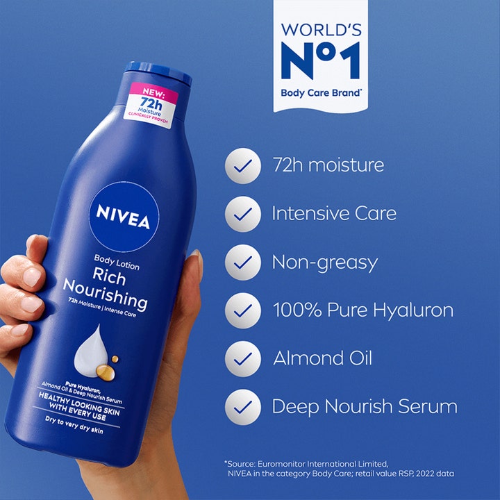 NIVEA Rich Nourishing Body Lotion 400 ml fuktighetskrem i blå flaske med mandelolje som gir 72 timers fukt