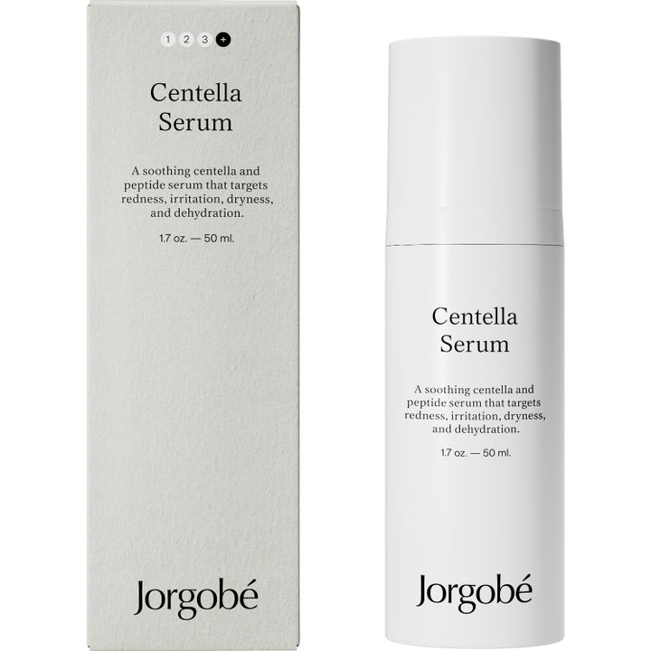 Jorgobé Centella Serum 50 ml beroligende ansiktsserum i hvit pumpeflaske med tilhørende eske.