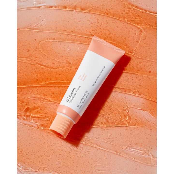 Mixsoon PDRN Collagen Cream 50 ml hudfornyende ansiktskrem i hvit og ferskenfarget tube på ferskenfarget gel.