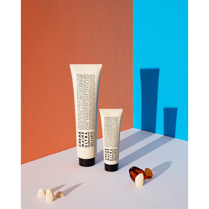 Compagnie de Provence Hand Cream Shea Butter 100 ml pleiende håndkrem for tørre hender i beige tuber med sheanøtter