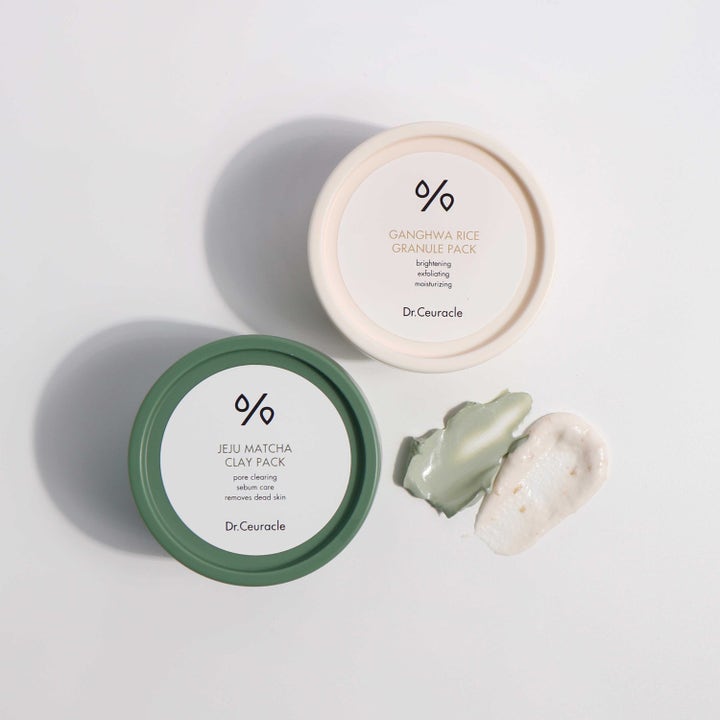 Dr. Ceuracle Jeju Matcha Clay Mask 115 g ansiktsmaske i krukke sammen med grønn og hvit kremet tekstur