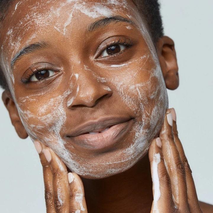 Dermalogica Special Cleansing Gel 500 ml skummende ansiktsrens påsmurt ansiktet til en kvinne