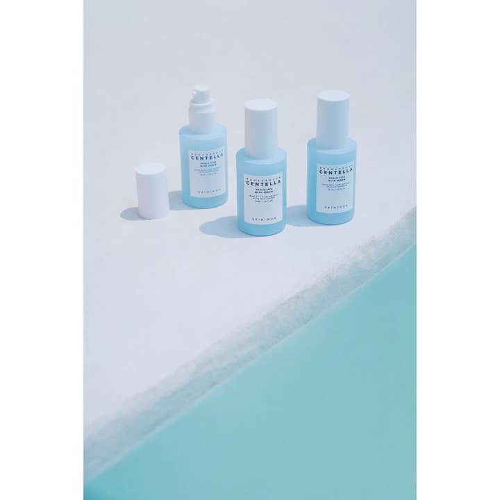 SKIN1004 Madagascar Centella Hyalu-Cica Blue Serum 50 ml fuktighetsgivende serum i lyseblå flasker ved vannet