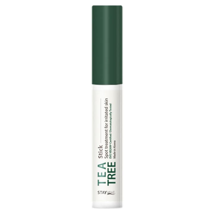 Stay Well Tea Tree Stick punktbehandling som beroliger irritert hud i hvit hylse med mørkegrønn kork