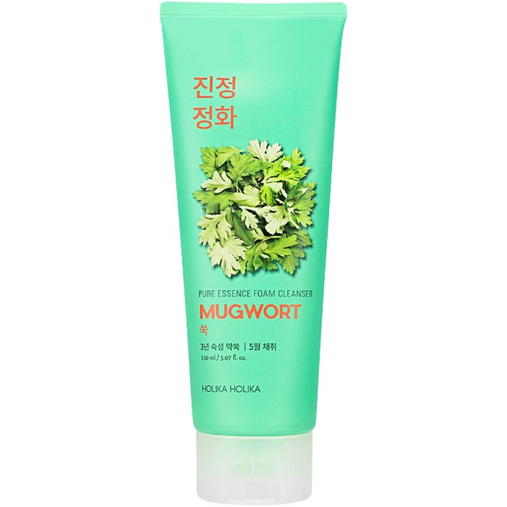 Holika Holika Pure Essence Foam Cleanser Mugwort 150 ml beroligende renseskum i lysegrønn tube med friske grønne blader