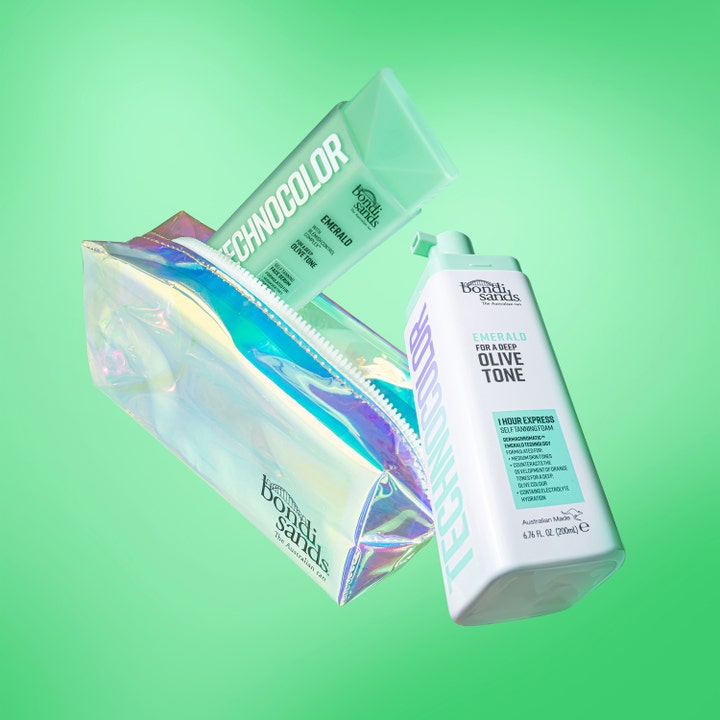 Bondi Sands Technocolor Self Tanning Face Serum Emerald 50 ml gir dyp oliventone ved en holografisk sminkemappe