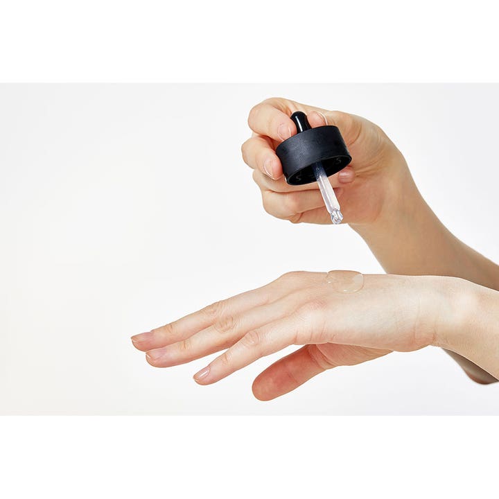 COSRX The Hyaluronic Acid 3 Serum 20 ml fuktighetsgivende serum med klar tekstur påført med pipette.