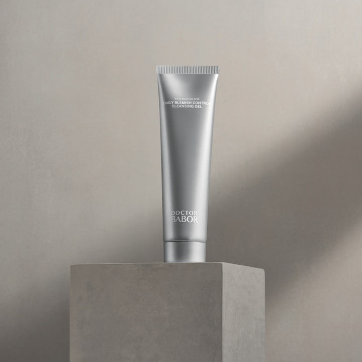 Babor DOC Daily Blemish Control Cleansing Gel 150 ml ansiktsrens i sølvfarget pumpeflaske på en grå betongsokkel.