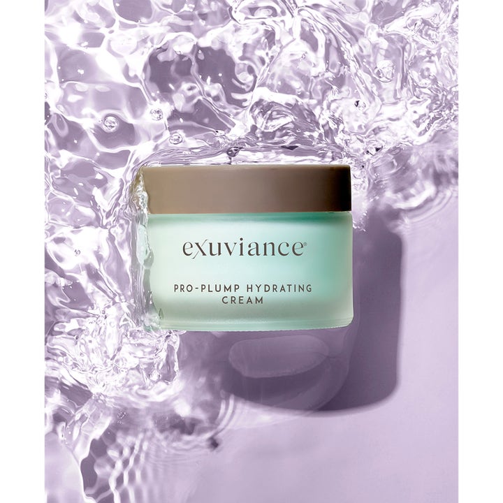Exuviance Pro-Plump Hydrating Cream 45 g fuktighetsgivende nattkrem i frostet krukke omgitt av vannsprut