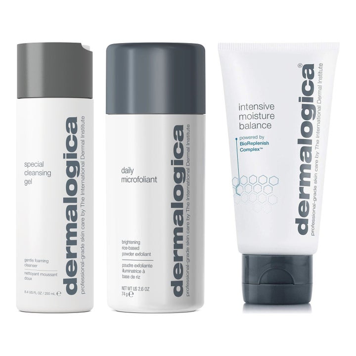 Dermalogica hudpleiesett med ansiktsrens, peeling og fuktighetskrem i hvite flasker og tube med grå korker.