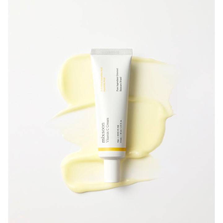 Mixsoon Vitamin C Cream 30 ml glødgivende dagkrem i hvit tube plassert over en lysegul kremtekstur