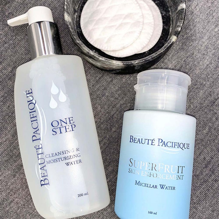 Beauté Pacifique One Step Cleansing & Moisturizing Water 200 ml rens i frostet pumpeflaske ved siden av bomullspads