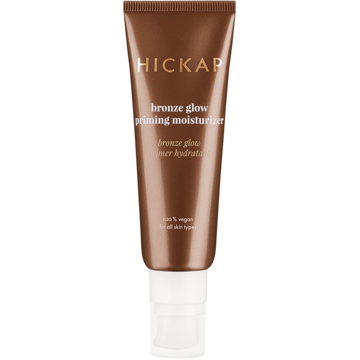 Hickap Bronze Glow Priming Moisturizer fuktighetskrem i brun tube med hvit pumpe som gir solkysset glød