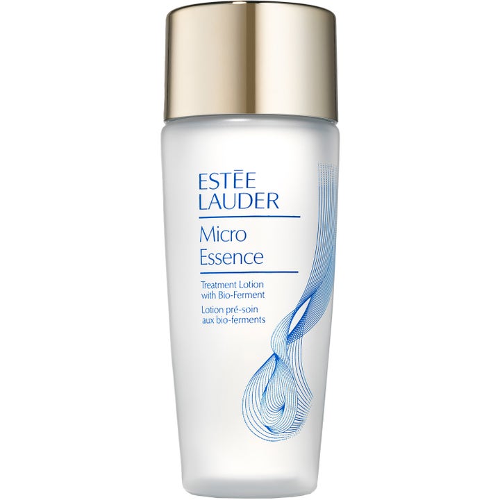 Estée Lauder Micro Essence Treatment Lotion med Bio-Ferment styrkende ansiktspleie i matt flaske med gullfarget lokk.