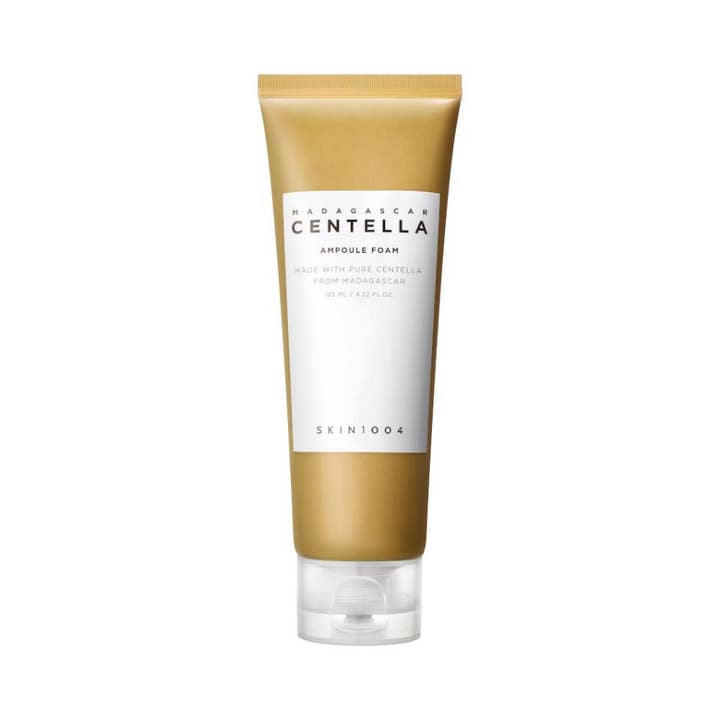 SKIN1004 Madagascar Centella Ampoule Foam 125 ml beroligende ansiktsrens i en gyllenbrun tube