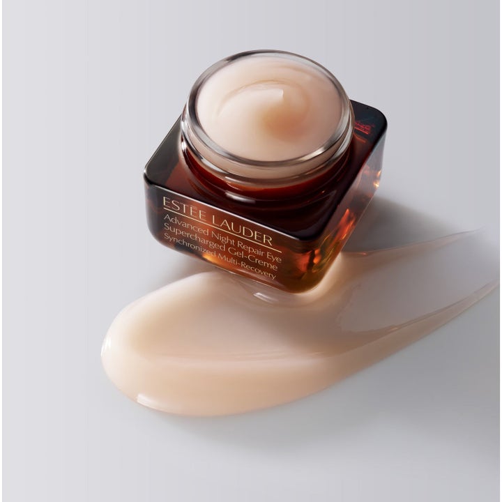 Estée Lauder Advanced Night Repair Eye Supercharged Gel-Creme øyekrem mot mørke ringer med lys ferskenfarget tekstur.