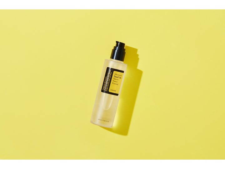 COSRX Advanced Snail 96 Mucin Power Essence 100 ml fuktgivende essence med snegleslim i flaske mot gul bakgrunn