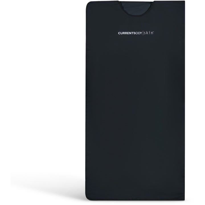 Currentbody Skin Sauna Blanket beauty tech er et flatt svart saunateppe med hvit logo og utskjæring for nakken.