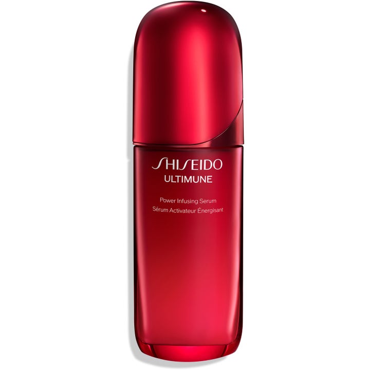 Shiseido Ultimune Power Infusing Concentrate 50 ml styrkende ansiktsserum i rød gradient glassflaske med sølvdetalj.