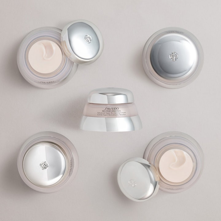 Shiseido Bio-Performance Advanced Super Revitalizing Cream 50 ml i krukker med sølvlokk og lys rosa tekstur.