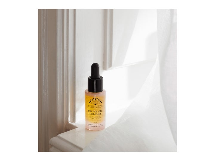 Rudolph Care Facial Oil Delight 15 ml ansiktsolje i glassflaske med pipette i en lys vinduskarm