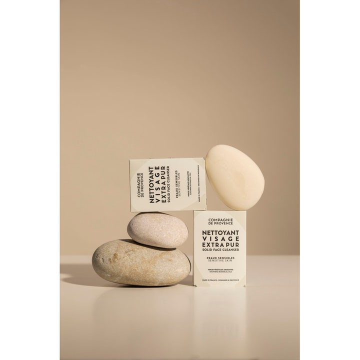 Compagnie de Provence Solid Face Cleanser 85 g fast ansiktsrens for sensitiv hud vist med esker og glatte steiner