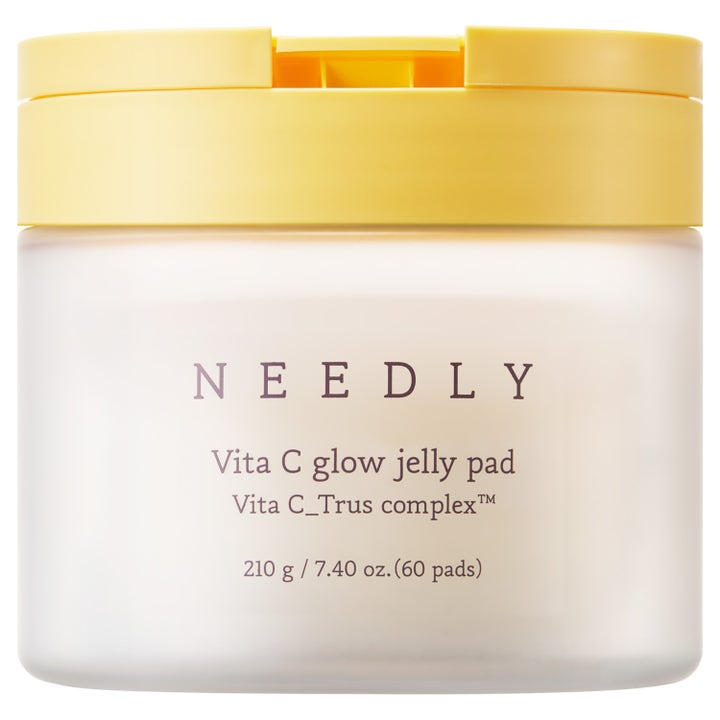 Needly Vita C glow jelly pad 60 stk vitamin C pads som gir glød i frostet plastkrukke med gult lokk