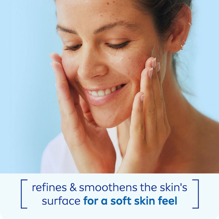 NIVEA Smooth Rice Scrub 75 ml ansiktsskrubb som glatter ut huden vist på en kvinne som smiler for en myk hudfølelse